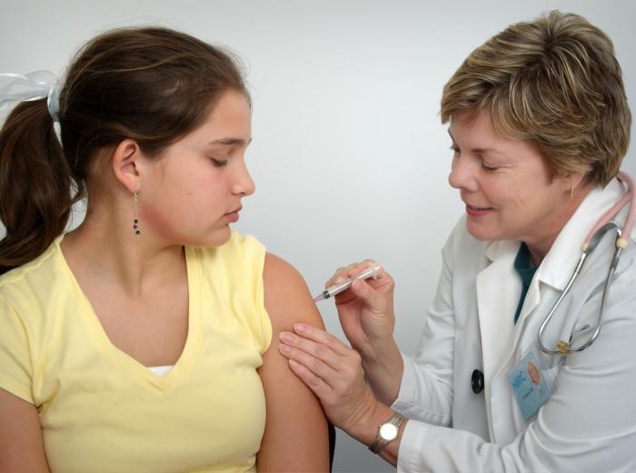 Arst vaktsineerib tütarlast